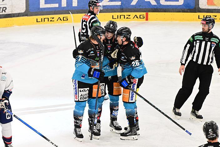Travis Barron (Steinbach Black Wings Linz) feiert das Tor zum 2 zu 0, 34. Runde ICE, Steinbach Black Wings Linz vs Hydro Fehervar AV 19, Linz AG Eisarena 
