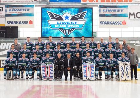 1.Reihe: Bernhard Fechtig, Rob Hisey, Daniel Oberkofler, Lorenz Hirn, Trainer Robert Daum, Praesident Ing. Peter Freunschlag, Co-Trainer Mark Szuecs, Michael Ouzas, Philipp Lukas, Curtis Murphy, Thomas Dechl; 2. Reihe: Marc-Andre Dorion, Daniel Mitterdorf
