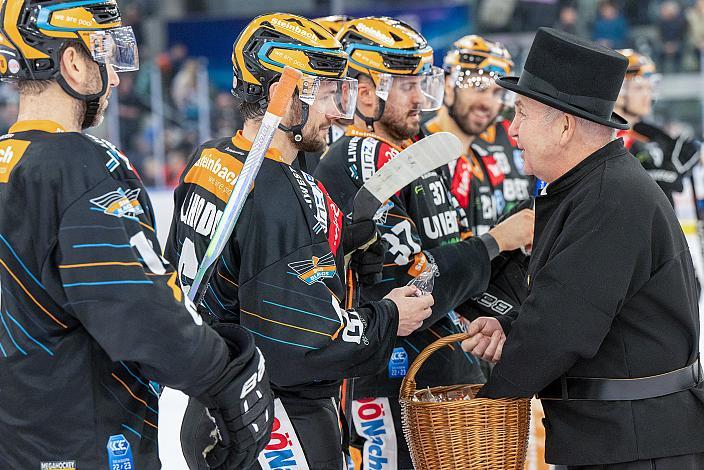 Alexander Lahoda (Steinbach Black Wings Linz) und Rauchfangkehrer Steinbach Black Wings Linz vs HC TIWAG Innsbruck - Die Haie. Runde 35, ICE Hockey League, Steinbach Black Wings Linz, Linz AG Eisarena 