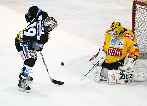 Rob Shearer Liwest Black Wings Linz vs. Juergen Penker EV Vienna Capitals