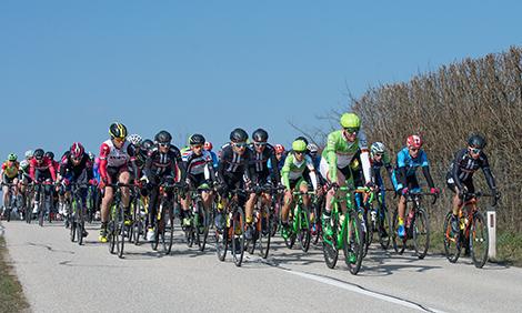 Clemens Fankhauser AUT (Tirol Cycling Team) und Andreas Hofer (AUT, Hrinkow Advarics Cycleang Team), an der Spitze des Feldes 