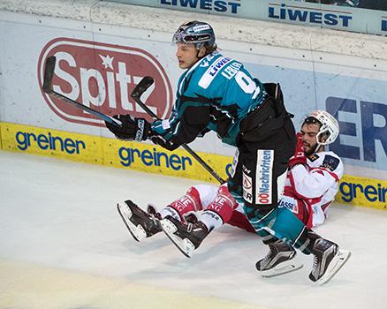 Brian Lebler (EHC Liwest Black Wings Linz) und Steven Strong (EC KAC) EHC Liwest Black Wings Linz vs EC KAC