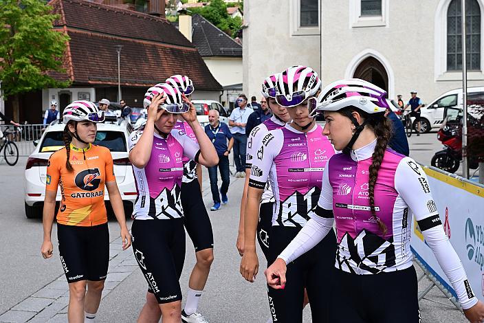 Das Team mit der Siegerin am Hochkar und Gesamt  Malwina Mul (POL, MAT Atom Deweloper Wroclaw) Ybbsitz - Hochkar,,  4. Etappe Sportland NOE WOMEN Tour