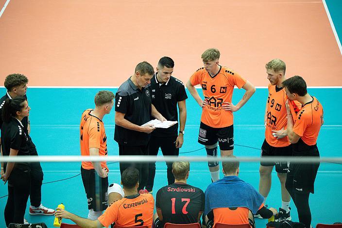 Head Coach Andrej Urnaut (VCA Amstetten Niederösterreich) beim Time-out, VCA Amstetten Niederösterreich vs Raiffeisen Waldviertel Volleyball Team, Volleyball Supercup
