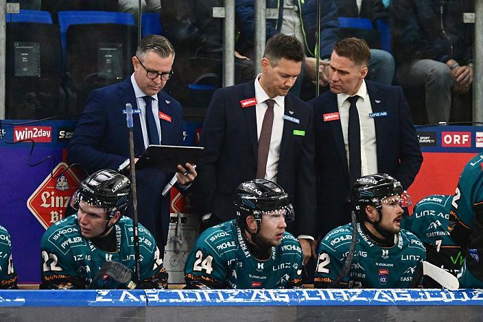 Assistent Coach Mark Szücs (Steinbach Black Wings Linz), Head Coach Philipp Lukas (Steinbach Black Wings Linz), Assistent Coach Matej Hocevar (Steinbach Black Wings Linz). 9. Runde ICE, Steinbach Black Wings Linz vs HC Falkensteiner Pustertal, Linz AG Eisarena 