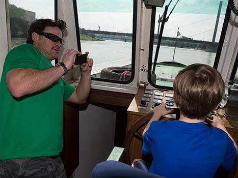 Die Liwest Black Wings Linz auf Linz Tour. Curtis Murphy, sein Sohn steuert das Ausflugsboot. 