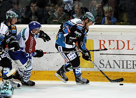 #19 Michael Lebler, Linz verfolgt von Alan Letang, Zagreb, EHC Liwest Black Wings Linz vs. KHL Medvescak Zagreb