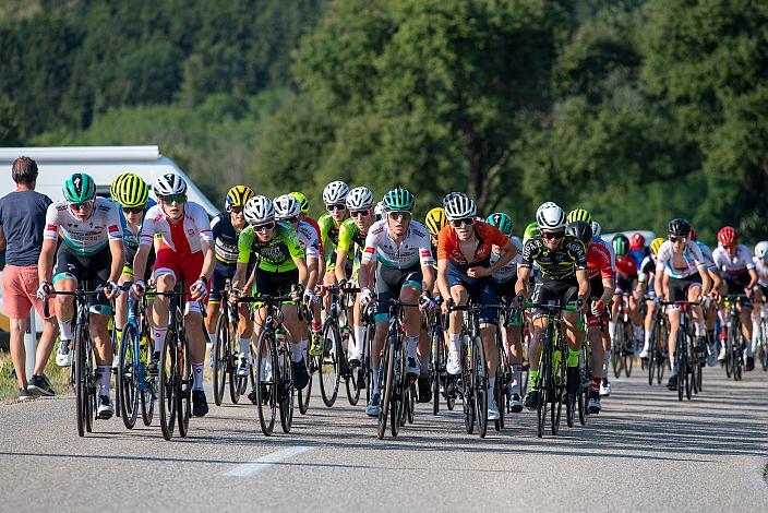 Das Feld der Junioren am Mistelbacherberg, 46. Int. Keine Sorgen,  Junioren Rundfahrt UCI Kat. MJ 2.1, 1. Etappe Haid/Ansfelden - Marchtrenk