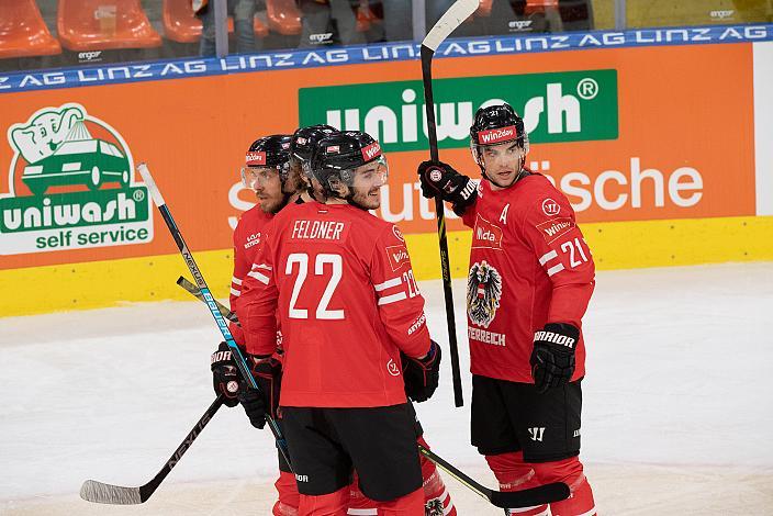 Team Aut feiert das Tor zum 1 zu 1durch Verteidiger Erik Kirchschläger (AUT), Stürmer Nico Feldner (AUT), Stürmer Lukas Haudum (AUT)  Österreich vs Tschechische Republik, Eishockey Nationalteam, Testspiel Linz, Oberösterreich 