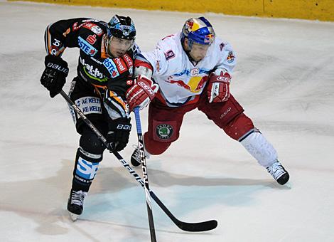 Michael MAyr Liwest Black Wings Linz im Duell mit Thomas Koch EC Red Bull Salzburg