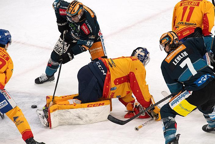 Sean Collins (Steinbach Black Wings Linz), Tormann Marco de Filippo Roia (Migross Supermercati Asiago Hockey 1935), Brian Lebler (Steinbach Black Wings Linz) Steinbach Black Wings Linz vs Migross Supermercati Asiago Hockey 1935, Linz AG Eisarena 