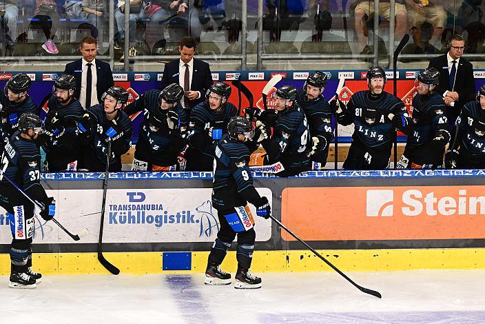Die Steinbach Black Wings Linz feiern das Tor zum 1 zu 2  durch Emilio Romig (Steinbach Black Wings Linz), Steinbach Black Wings Linz vs Bili Tygri Liberec (CZE) , Linz AG Eisarena