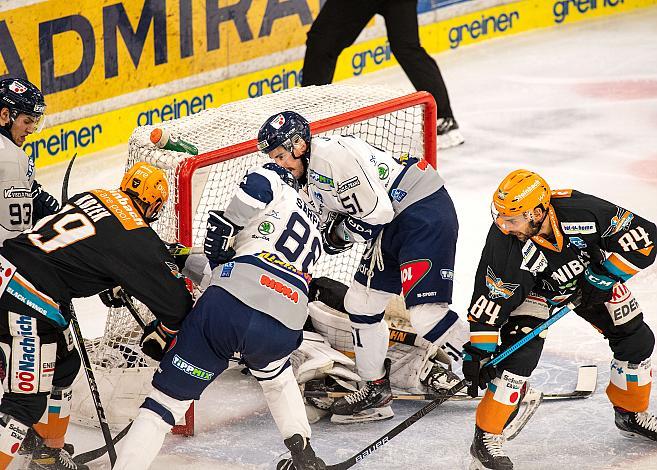 Andrew Kozek (Steinbach Black Wings 1992) und Dragan Umicevic (Steinbach Black Wings 1992) vor Tormann Jaroslav Janus (Hydro Fehervar AV 19) Black Wings Linz vs Hydro Fehervar AV 19,  Eishockey, Bet at Home ICE Hockey League