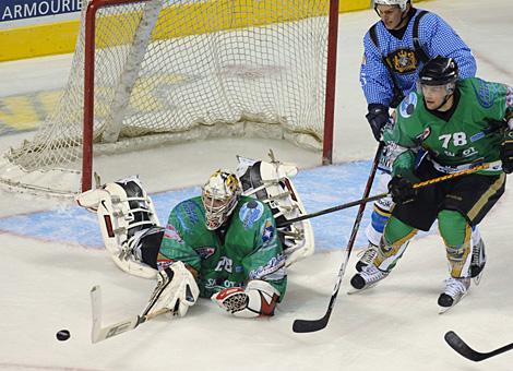 Adam Dennis, Tormann, London Pro Knights klaert.