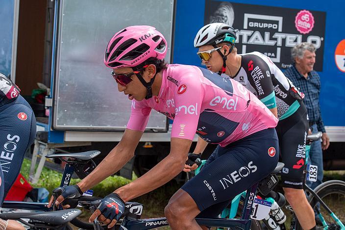 Egan Bernal (COL, Ineos Grenadiers) im Rosa Trikot am Weg zur Bergwertung Gornje Cerovo in Slowenien. Stage 15 Grado - Gorizia (147km), 104. Giro d Italia, UCI Worl Tour