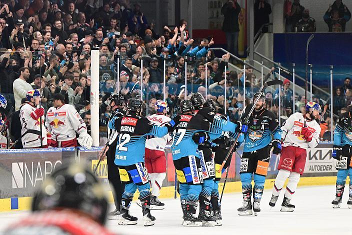Das Team der Steinbach Black Wings Linz feiern den Heimsieg über die Red Bulls Salzburg, 8. Runde ICE, Steinbach Black Wings Linz vs EC Red Bull Salzburg, Linz AG Eisarena 