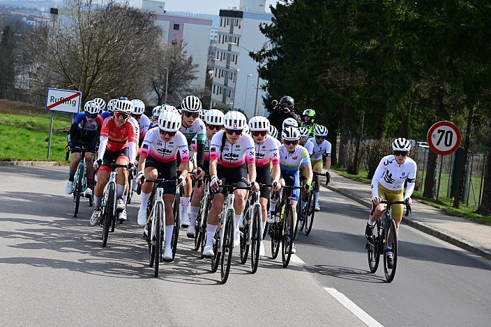 Peloton der Damen 65. Rad Saison Eroeffnungsrennen Leonding