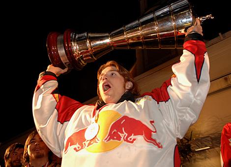 Doug Lynch mit dem Meisterpokal.