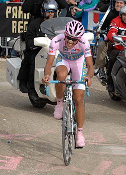 Alberto Contador, Spanien, Team Astana, Giro Leader, im Rosatrikot in der Schlusssteigung am Kronplatz, Suedtirol.