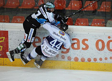 Brian Lebler, Linz checkt Bruno St.Jaques, Straubing, Liwest Black Wings Linz vs Straubing Tigers 