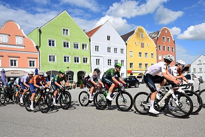 Das Peloton in Oberndorf am Inn, 2. Etappe Eferding - Reichersberg, Oberösterreich Rundfahrt