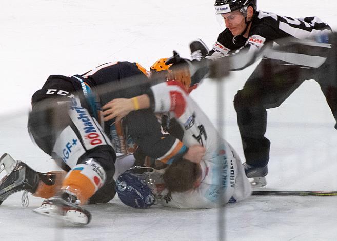 Gints Meija (Steinbach Black Wings 1992), Thomas Mader (HC Tiwag Innsbruck - Die Haie),  Steinbach Black Wings 1992 vs HC TWK Innsbruck, Qualifikationsrunde, Eishockey, Bet at Home ICE Hockey League