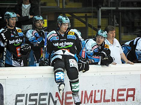 Danny Irmen, Linz sitzend auf der Bande, EHC Liwest Black Wings Linz vs. KHL Medvescak Zagreb