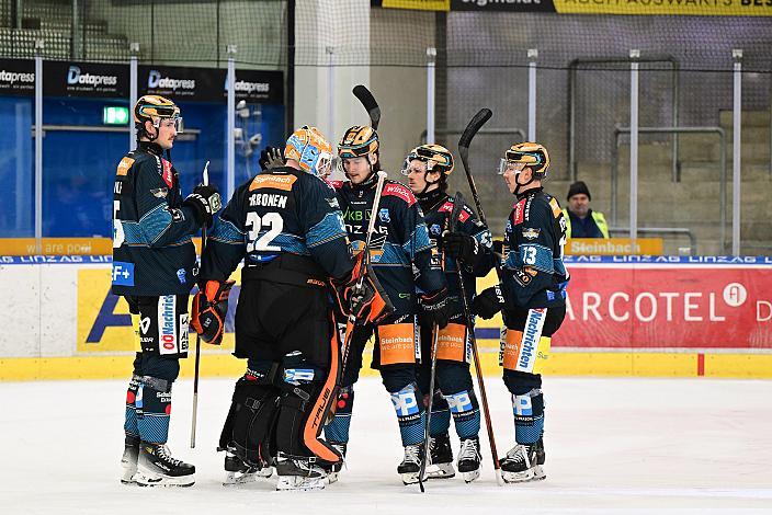 Die Steinbach Black Wings feiern den Heimsieg, Steinbach Black Wings Linz vs HCB Südtirol Alperia, ICE Eishockey Liga, Linz AG Eisarena