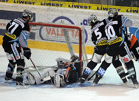 Alex Westlund Liwest Black Wings Linz klaert vs. EC Moser Medical Graz 99ers