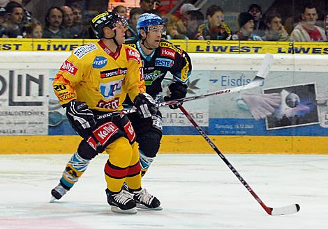 #71 Patrick Leahy, Stuermer, EHC Liwest Black Wings Linz und die #20 Peter Caspasson, Verteidiger, Vienna Capitals.