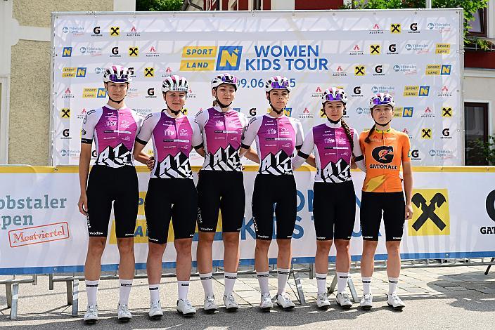 Das Team mit der Siegerin am Hochkar und Gesamt  Malwina Mul (POL, MAT Atom Deweloper Wroclaw) Ybbsitz - Hochkar,,  4. Etappe Sportland NOE WOMEN Tour