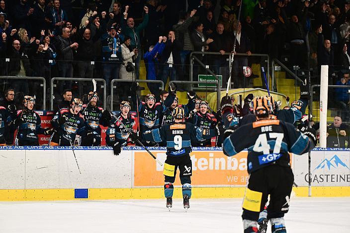 Emilio Romig (Steinbach Black Wings Linz) feiert das Tor zu 2 zu 0 ins leere Tor, Steinbach Black Wings Linz vs HCB Südtirol Alperia, ICE Eishockey Liga, Linz AG Eisarena
