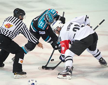 Philipp Lukas (EHC Liwest Black Wings Linz, #21) und Jonne Virtanen of TPS Turku #29, EHC Liwest Black Wings Linz vs TPS Turku 