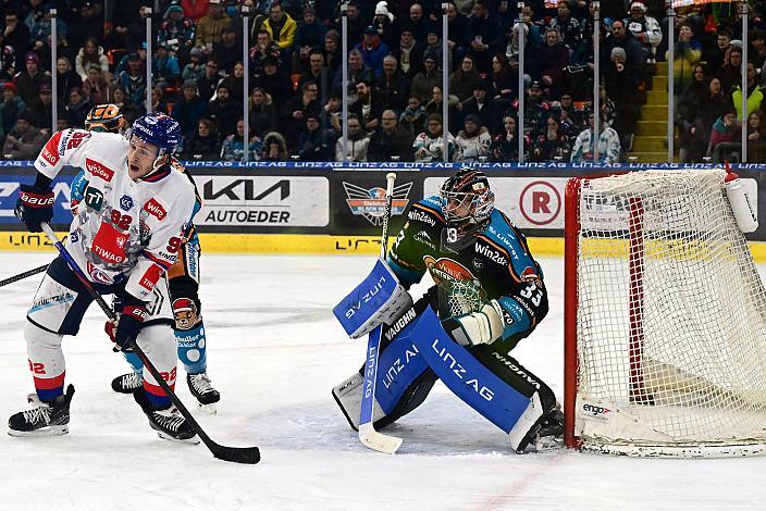 Mark Rassel (HC Tiwag Innsbruck - Die Haie), Tormann Thomas Höneckl (Steinbach Black Wings Linz)  Win2Day ICE Hockey League,  Steinbach Black Wings Linz vs Tiwag Innsbruck - Die Haie, Linz AG Eisarena 