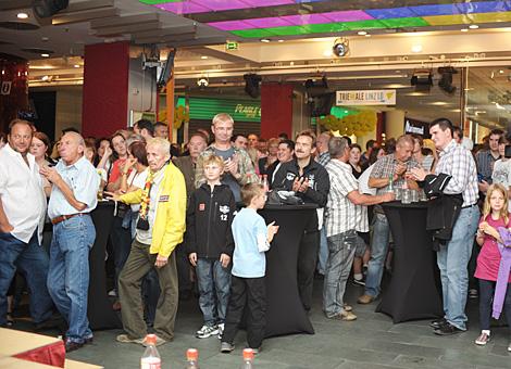Die Fans Linzer Liwest Black Wings bei der Saisoneroeffnung im Passage City Center.