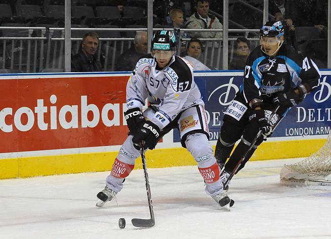 #57 Fabian Schnyder, EV Zug vor dem Linzer, Rich Bronilla, EHC Liwest Black Wings Linz.