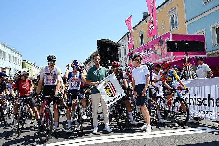 Start zum Herrenrennen, Mario Rossmann (Präsident Cycling Upper Austria, Oberösterreich), Mag. Doris Staudinger (BGM. Schwanenstadt) Österreich Staatsmeisterschaft, Strasse, ÖSTM Schwanenstadt - OÖ