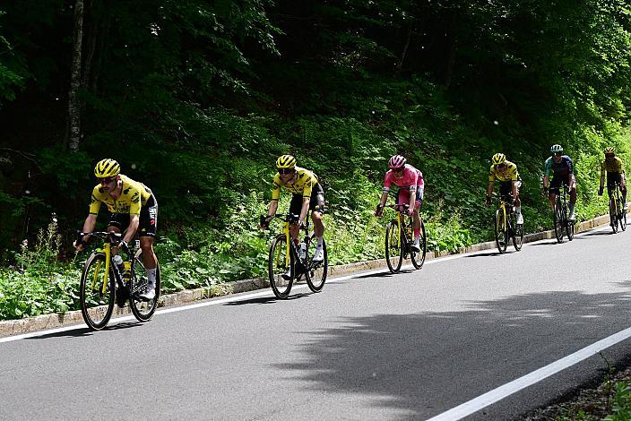  Victor Campenaerts (BEL, Team Visma - Lease a Bike), Im Rosa Trikot des Gesamtführenden des Giro d´ Italia Jonas Vingegaard (DEN, Team Visma - Lease a Bike), Felix Gall (AUT, Decathlon CMA CGM Team) Gemona del Friuli 1976-2026 - Piancavallo, 109. Giro d Italia
