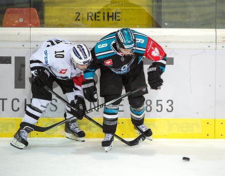Jason Ulmer (EHC Liwest Black Wings Linz, #9) und Eric Perrin of TPS Turku #10 EHC Liwest Black Wings Linz vs TPS Turku 