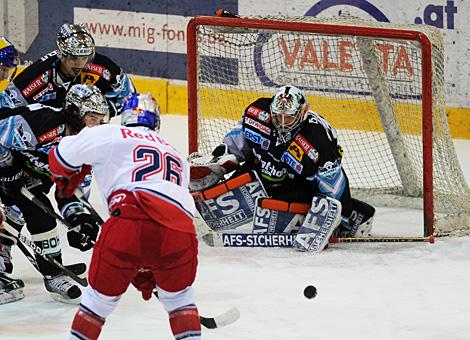 Tormann Alex Westlund Liwest Black Wings Linz vs. Brent Aubin EC Red Bull Salzburg