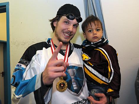 Danny Irmen, mit seinem Sohn, EHC Liwest Black Wings Linz vs. EC KAC Finale 5