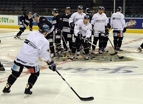 Das Team der Liwest Black Wings Linz beim Training im John Labett Center, London, Ontario. 