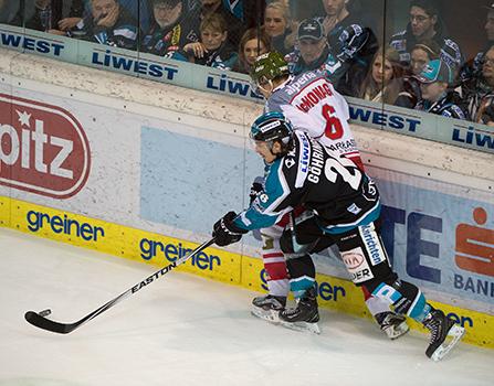 Sean McMonagle (HCB Suedtirol) und Marius Göhringer (EHC Liwest Black Wings Linz), EHC Liwest Black Wings Linz vs HCB Suedtirol 6. Viertelfinale
Sean McMonagle (HCB Suedtirol) und Marius GÃ¶hringer (EHC Liwest Black Wings Linz), EHC Liwest Black Wing