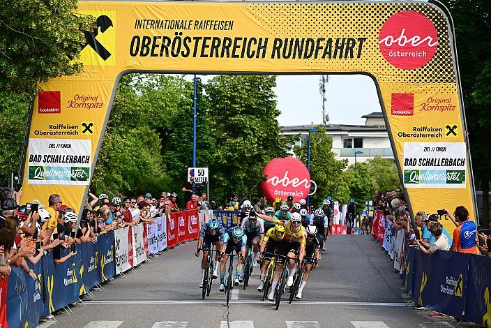 Zielsprint 2. Platz Valentin Hofer (AUT, Bahrain Victorious Development Team), Sieger Kilian Feurstein (AUT, Team Vorarlberg), 3. Etappe Asten - Bad Schallerbach, Oberösterreich Rundfahrt
