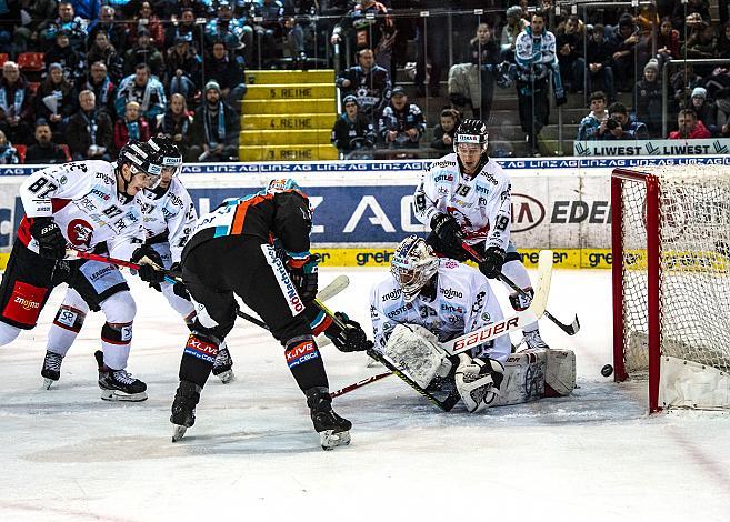 Im Bild: Brian Lebler (EHC Liwest Black Wings Linz) erzielt das 2 zu 2 gegen Tormann Teemu Tapio Lassila (HC Orli Znojmo),  Eishockey,  EHC Liwest Black Wings Linz vs HC Orli Znojmo