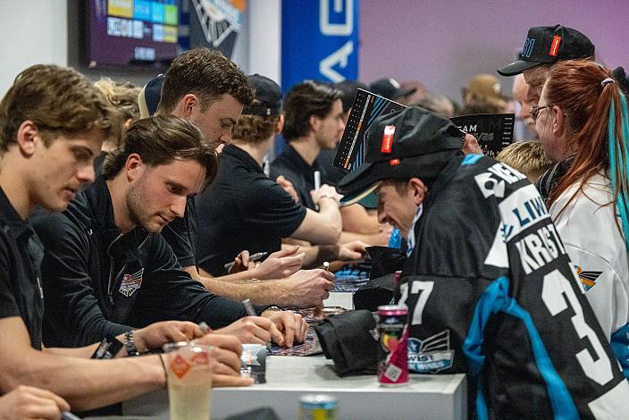 Niklas Würschl (Steinbach Black Wings) mit Fans, Steinbach Black Wings Linz , VIP Bereich, Linz AG Eisarena 