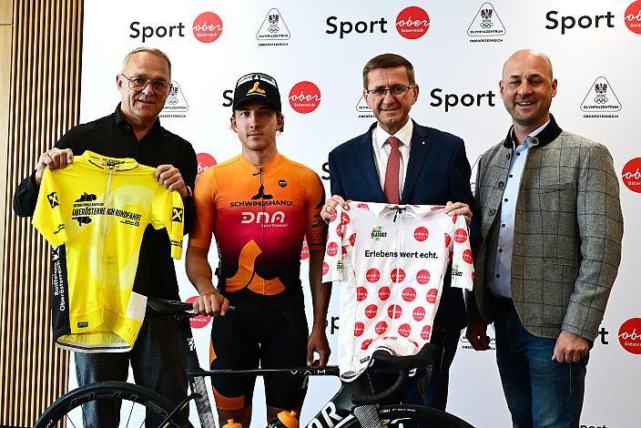 v.l. Marvin Hammerschmid (AUT, Cycling Team Schwingshandl), Oberösterreich Wirtschafts- und Sport-Landesrat Markus Achleitner (ÖVP), Pressekonferenz Int. Raiffeisen Oberösterreich Rundfahrt (UCI Kat. 2.2), Olympiazentrum Linz  