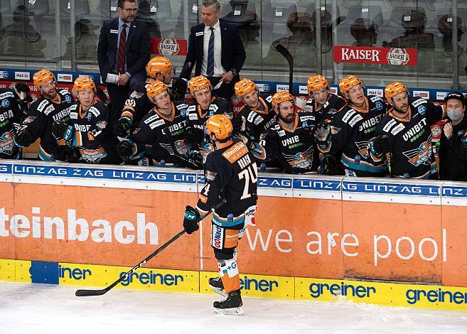 Josh Roach (Steinbach Black Wings 1992) feiert sein Tor, Steinbach Black Wings 1992 vs HC TWK Innsbruck, Qualifikationsrunde, Eishockey, Bet at Home ICE Hockey League