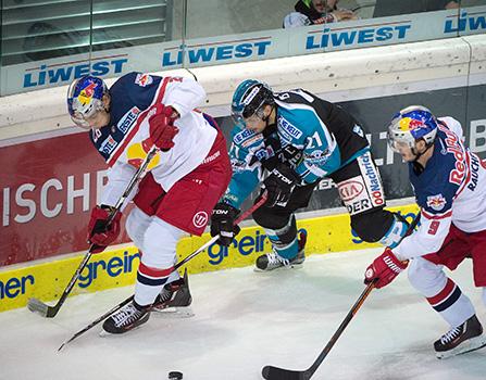 Philipp Lukas (EHC Liwest Black Wings Linz) und Peter Hochkofler (EC Red Bull Salzburg), EHC Liwest Black Wings Linz vs EC Red Bull Salzburg