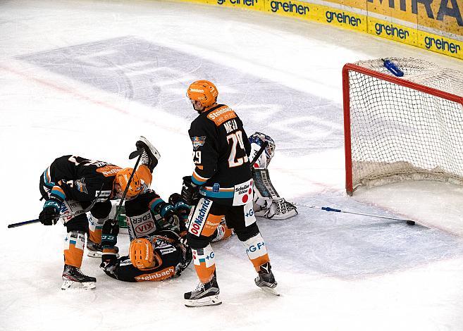 Josh Roach (Steinbach Black Wings 1992) feiert sein Tor, Steinbach Black Wings 1992 vs HC TWK Innsbruck, Qualifikationsrunde, Eishockey, Bet at Home ICE Hockey League